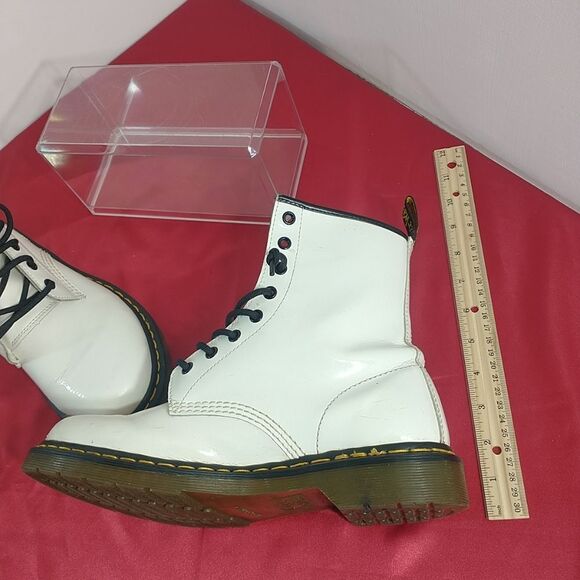 Dr. Doc Martens 1460 Womens Size 10 White Patent Leather 8 Eyelet Combat Boots. - Picture 13 of 14